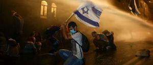 Wasser für die Demonstranten. In Israel gingen Tausende Menschen auf die Straße.