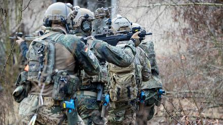 Sachsen-Anhalt, Magdeburg: Bundeswehrsoldaten der Eliteeinheit Kommando Spezialkräfte (KSK) trainieren den Häuserkampf und eine Geiselbefreiung. 