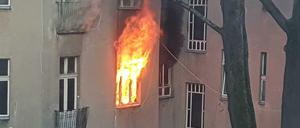 Die Flammen lodern aus einem Fenster in einem Wohnhaus in der Dominicusstraße.