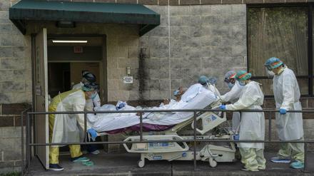 Medizinische Mitarbeiter in Texas transportieren einen Patienten außerhalb der Intensivstation.