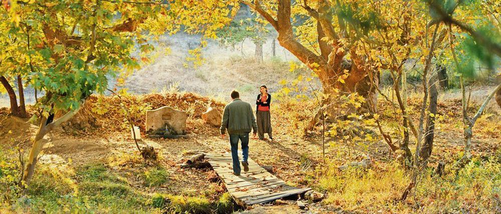 Sinan (Doğu Demirkol) versteht Hatice (Hazar Ergüçlü) nicht, die sich für ein Leben in der Provinz entschieden hat.