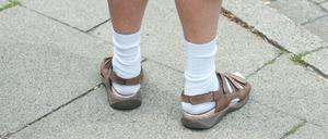 Sandalen mit Socken und kurzer Hose gehören für einige deutsche Touristen dazu.