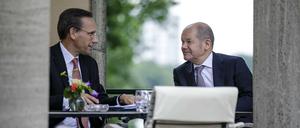 Bundesfinanzminister Olaf Scholz (SPD) im Gespräch mit Staatssekretär Jörg Kukies.
