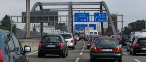 Vorsicht, Bauarbeiten. Auf der A113 droht Stau, weil eine Brücke saniert werden muss.