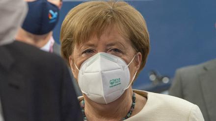 Angela Merkel, Bundeskanzlerin von Deutschland, trifft am Hauptsitz der Europäischen Union ein. Der EU-Sondergipfel zum mehrjährigen Finanzrahmen und zum Milliarden-Programm gegen die Corona-Wirtschaftskrise geht in die Verlängerung.