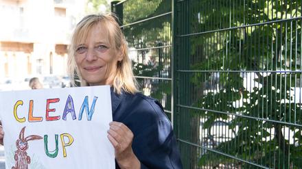 Carola Muysers mit "Clean up Hasenheide"-Schild.
