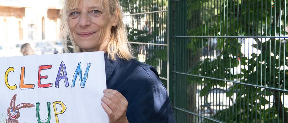 Carola Muysers mit "Clean up Hasenheide"-Schild.