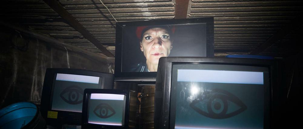 Auch in der alternativen Kunstwelt von "Overmorrow" gelten Regeln. Dem Besucher werden sie durch einen Fernseher entgegen geschrien. 