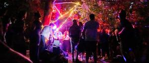 Feiern unter freiem Himmel: Sind Parks die neuen Clubs? Bisher finden die meisten Raves, wie hier in der Hasenheide, noch illegal statt.