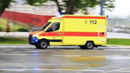 Symbolbild: Ein Rettungswagen ist in Potsdam, Brandenburgs Landeshauptstadt, auf dem Weg in den Einsatz.