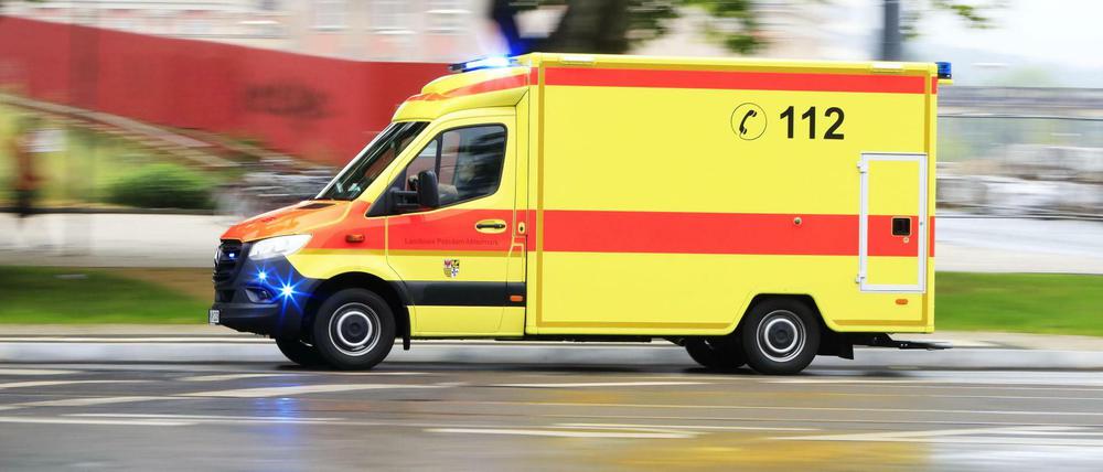Symbolbild: Ein Rettungswagen ist in Potsdam, Brandenburgs Landeshauptstadt, auf dem Weg in den Einsatz.
