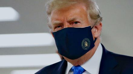 Donald Trump Präsident der USA, trägt einen Stoff-Mundschutz, auf dem das Präsidenten-Siegel abgebildet ist