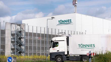 Ein Lkw von Tönnies fährt vom Hauptwerk in Rheda-Wiedenbrück ab.