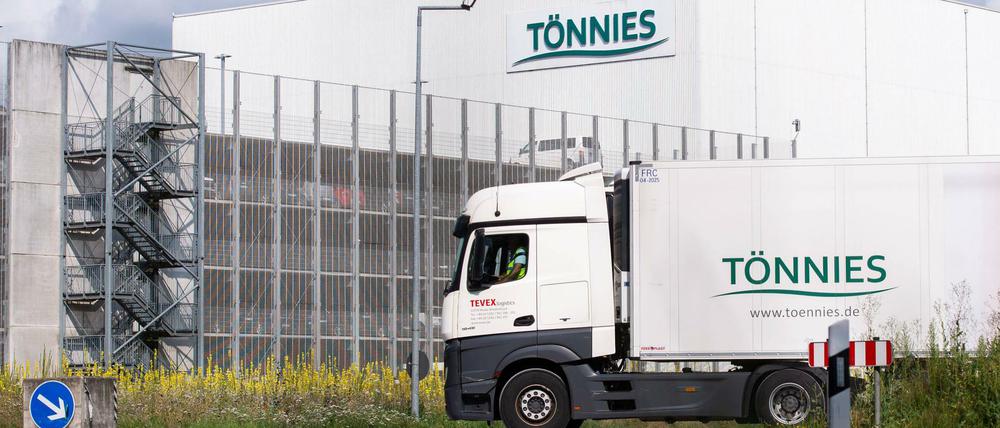 Ein Lkw von Tönnies fährt vom Hauptwerk in Rheda-Wiedenbrück ab.