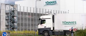 Ein Lkw von Tönnies fährt vom Hauptwerk in Rheda-Wiedenbrück ab.