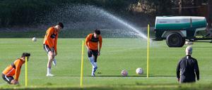 Chinas Super League (hier Spieler des Fußballclubs Wuhan Zall) nimmt am Samstag wieder den Spielbetrieb auf.