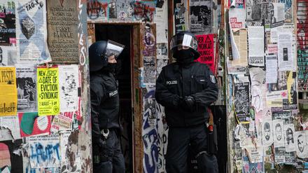 Polizeibeamte stehen im Eingang eines Hauses in der Rigaer Straße.