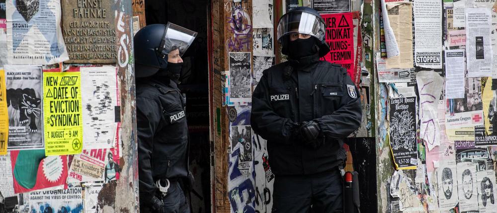 Polizeibeamte stehen im Eingang eines Hauses in der Rigaer Straße.