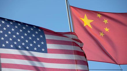 Die US-amerikanische Flagge links und die Flagge der Volksrepublik China.