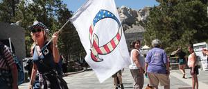 Eine Unterstützerin von QAnon in San Diego.