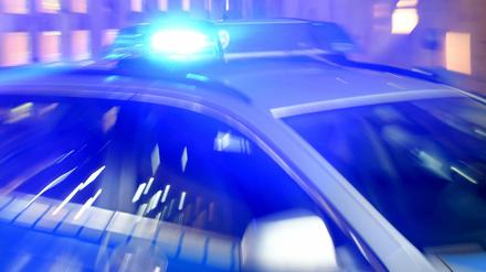 Der Fahrer raste auf einen Beamten zu – der konnte sich nur mit einem Sprung zur Seite retten.