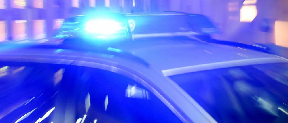 Der Fahrer raste auf einen Beamten zu – der konnte sich nur mit einem Sprung zur Seite retten.