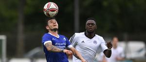 Dank einer Sondergenehmigung für Regionalligisten durften die VSG Altglienicke (links Christopher Quiring, gegen Rudolf Ndualu) und Tennis Borussia zuletzt gegeneinander spielen. 