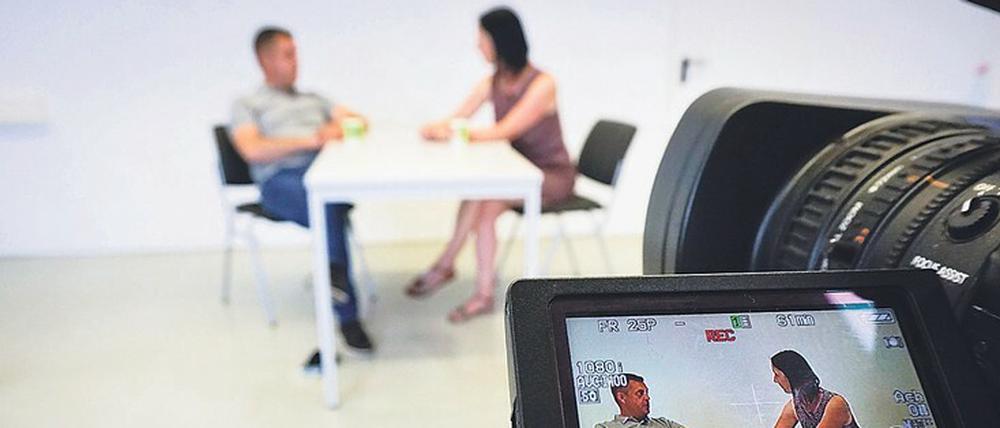 Annäherung. Die Jorunalistin Yvonne Backhaus-Arnold im Gespräch mit Armin Kurtovic, der seinen Sohn verlor.