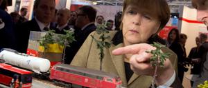 Geldwerter Vorteil: CDU-Chefin Angela Merkel lässt sich bei einem Parteitag die Bahn präsentieren.