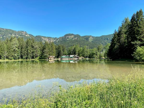 In Zgorne Jezersko wurde ein künstlicher See angelegt, an dem sich Besucher erfrischen