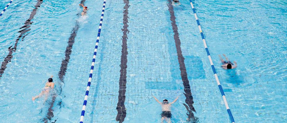 Schöner mit Abstand: Badegäste schwimmen unter Einhaltung der Abstandsregeln im Sommerbad Humboldthain.