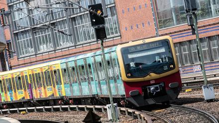 Eine S-Bahn fährt in den Ostbahnhof ein.