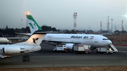 Ein Flugzeug der iranischen Fluggesellschaft Mahan Air am Flughafen Teheran-Mehrabad.
