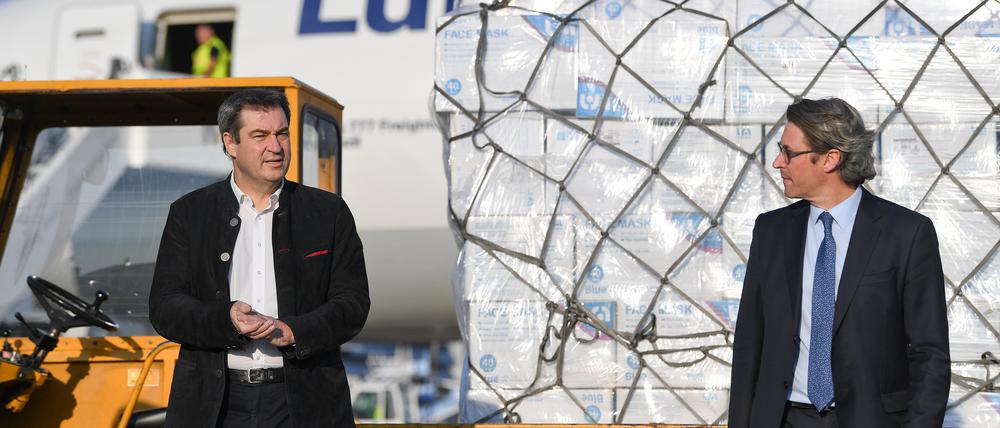 Verkehrsminister Andreas Scheuer (r.) und der bayerischer Ministerpräsident Markus Söder (beide CSU) empfangen im April auf dem Münchner Flughafen acht Millionen Atemschutzmasken, die die Lufthansa aus Schanghai nach Deutschland geflogen hat. 