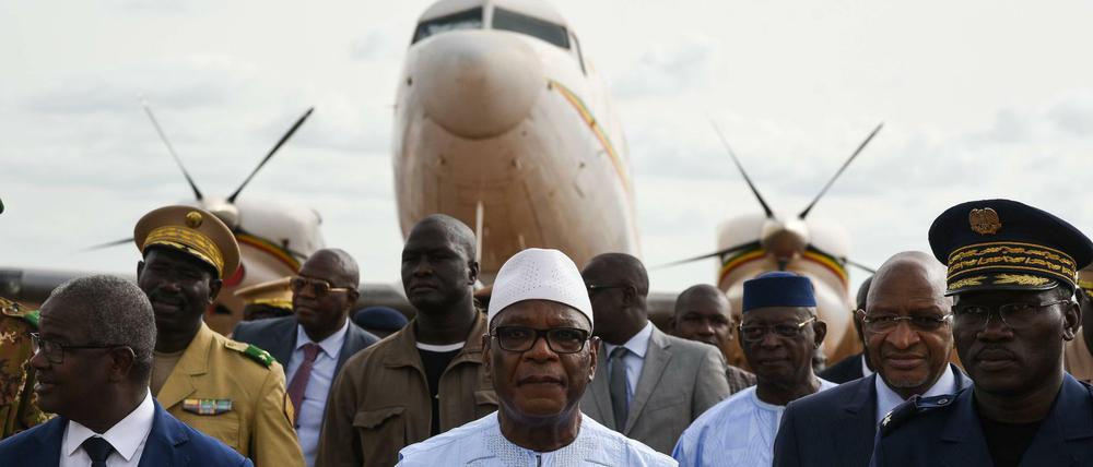 Schlagkraftdemonstration. Präsident Keïta bei einer Feier für vier neue Super-Tucano–Flugzeuge am 11. Juli 2018.