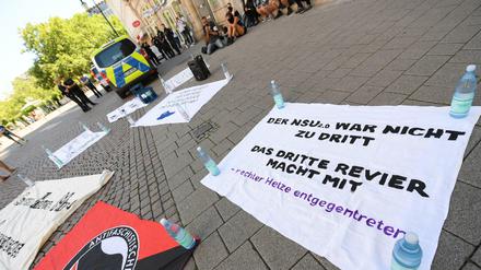 Protest vor dem Wiesbadener Landtag während der Sitzung zu den Drohmails von NSU 2.0