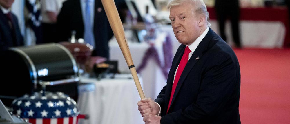 Haudrauf der speziellen Art: US-Präsident Donald Trump, hier mit Baseballschläger.