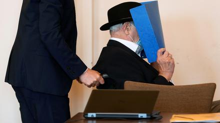 72 Jahre lang blieb der Angeklagte unbehelligt. Bis 2016 die Polizei bei dem früheren Wachmann klingelte.