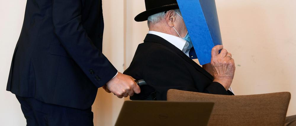 72 Jahre lang blieb der Angeklagte unbehelligt. Bis 2016 die Polizei bei dem früheren Wachmann klingelte.