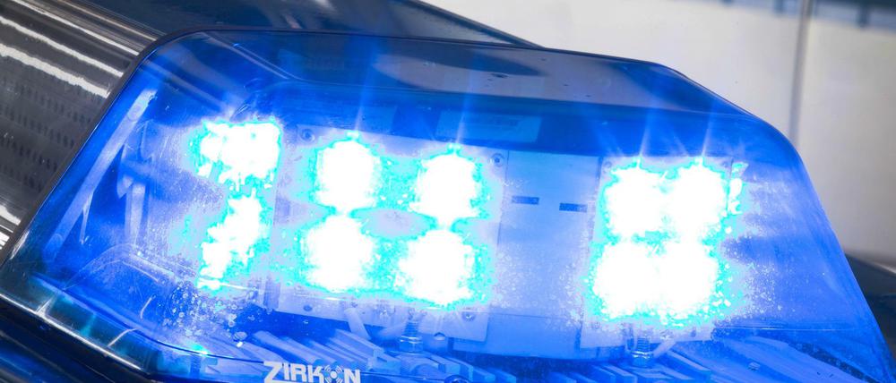 Ein Blaulicht leuchtet am auf dem Dach eines Polizeiwagens. (Symbolbild)