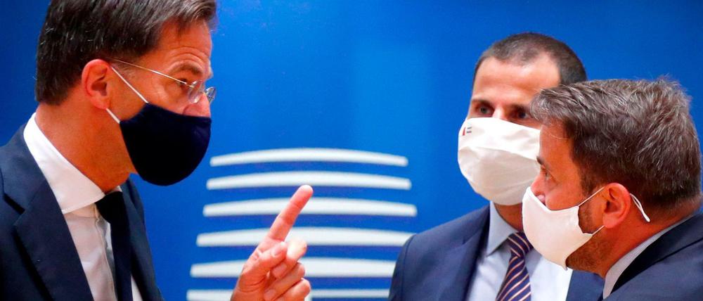 Mark Rutte (links), der Premierminister der Niederlande, die Teil der "Sparsamen Vier" sind. 