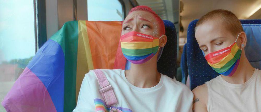 Auch die Deutsche Bahn wirbt derzeit mit einem Spot um Kunden aus der LGBTIQ-Community.