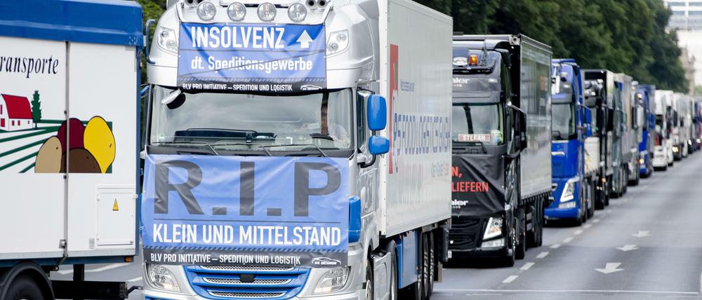Bereits im Juni demonstrierten Lkw-Fahrer mit einem Korso in Berlin gegen Dumpingpreise bei Transport und Spedition.