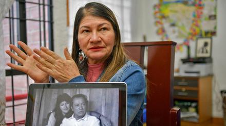 Die ehemalige Guerillakämpferin Griselda Lobo Silva, alias Sandra Ramirez, hinter einem Foto mit dem verstorbenen FARC-Gründer Manuel Marulanda.