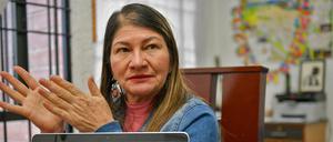 Die ehemalige Guerillakämpferin Griselda Lobo Silva, alias Sandra Ramirez, hinter einem Foto mit dem verstorbenen FARC-Gründer Manuel Marulanda.