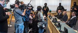Journalisten bauen sich vor dem Attentäter Stephan Balliet auf.