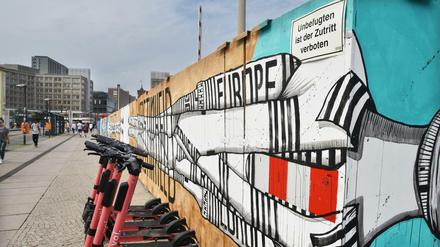Am Alexanderplatz ist eines der größten Street Art-Projekte der Stadt entstanden – auf einem Bauzaun.