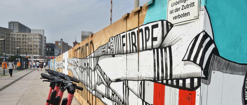 Am Alexanderplatz ist eines der größten Street Art-Projekte der Stadt entstanden – auf einem Bauzaun.