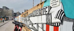 Am Alexanderplatz ist eines der größten Street Art-Projekte der Stadt entstanden – auf einem Bauzaun.