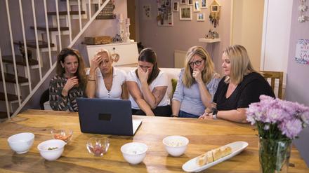 „Da wird ja eine richtige Vergewaltigung gezeigt“. Die fünf Mütter Mirjam, Karina, Jasmine, Britta und Bianca sind entsetzt, welche Clips frei zugänglich im Netz zu finden sind. Bevor sie ihren eigenen Film drehen, müssen sie zunächst tief in die Porno-Industrie eintauchen. 